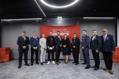 Honorowi Dawcy Krwi odznaczeni podczas gali, wraz z dyrekcją RCKiK Katowice.