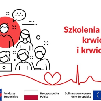 Grafika informacyjna na białym tle z ilustracją grupy osób uczestniczących w szkoleniu (jedna postać wyróżniona czerwonym tłem) oraz napisem „Szkolenia kadry centrów krwiodawstwa i krwiolecznictwa”. U dołu czerwona linia w formie wykresu EKG zakończona sercem. Na dole logotypy: Fundusze Europejskie, Rzeczpospolita Polska oraz „Dofinansowane przez Unię Europejską” z flagą UE.