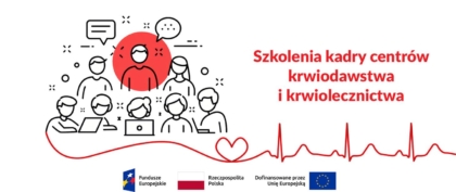 Grafika informacyjna na białym tle z ilustracją grupy osób uczestniczących w szkoleniu (jedna postać wyróżniona czerwonym tłem) oraz napisem „Szkolenia kadry centrów krwiodawstwa i krwiolecznictwa”. U dołu czerwona linia w formie wykresu EKG zakończona sercem. Na dole logotypy: Fundusze Europejskie, Rzeczpospolita Polska oraz „Dofinansowane przez Unię Europejską” z flagą UE.