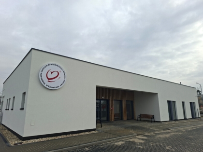 Nowoczesny, parterowy budynek Regionalnego Centrum Krwiodawstwa i Krwiolecznictwa z jasną elewacją. Na ścianie widoczne okrągłe logo RCKiK w Katowicach.